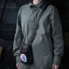 Persona usando el Morral EDC Viperade como bolso crossbody, destacando su comodidad y acceso rápido al equipo