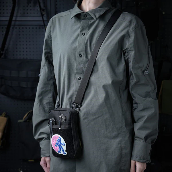Persona usando el Morral EDC Viperade como bolso crossbody, destacando su comodidad y acceso rápido al equipo