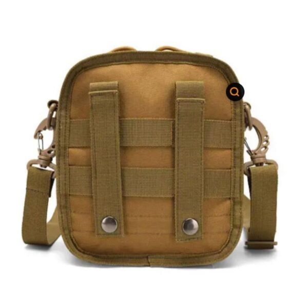 Mochila táctica EDC con diseño ergonómico y MOLLE, ideal para llevar herramientas y accesorios esenciales.