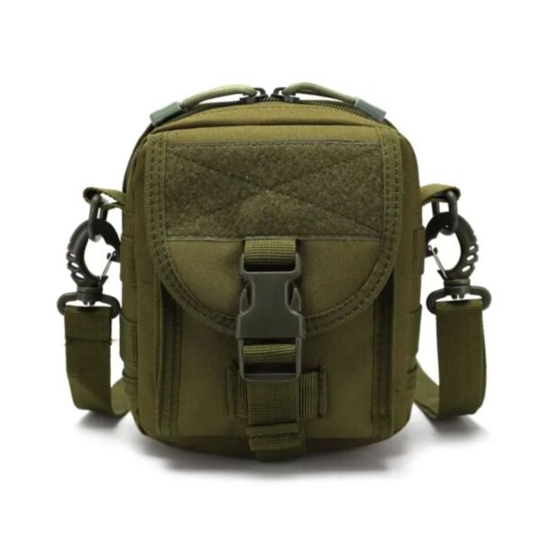 Mochila táctica EDC con diseño ergonómico y MOLLE, ideal para llevar herramientas y accesorios esenciales.